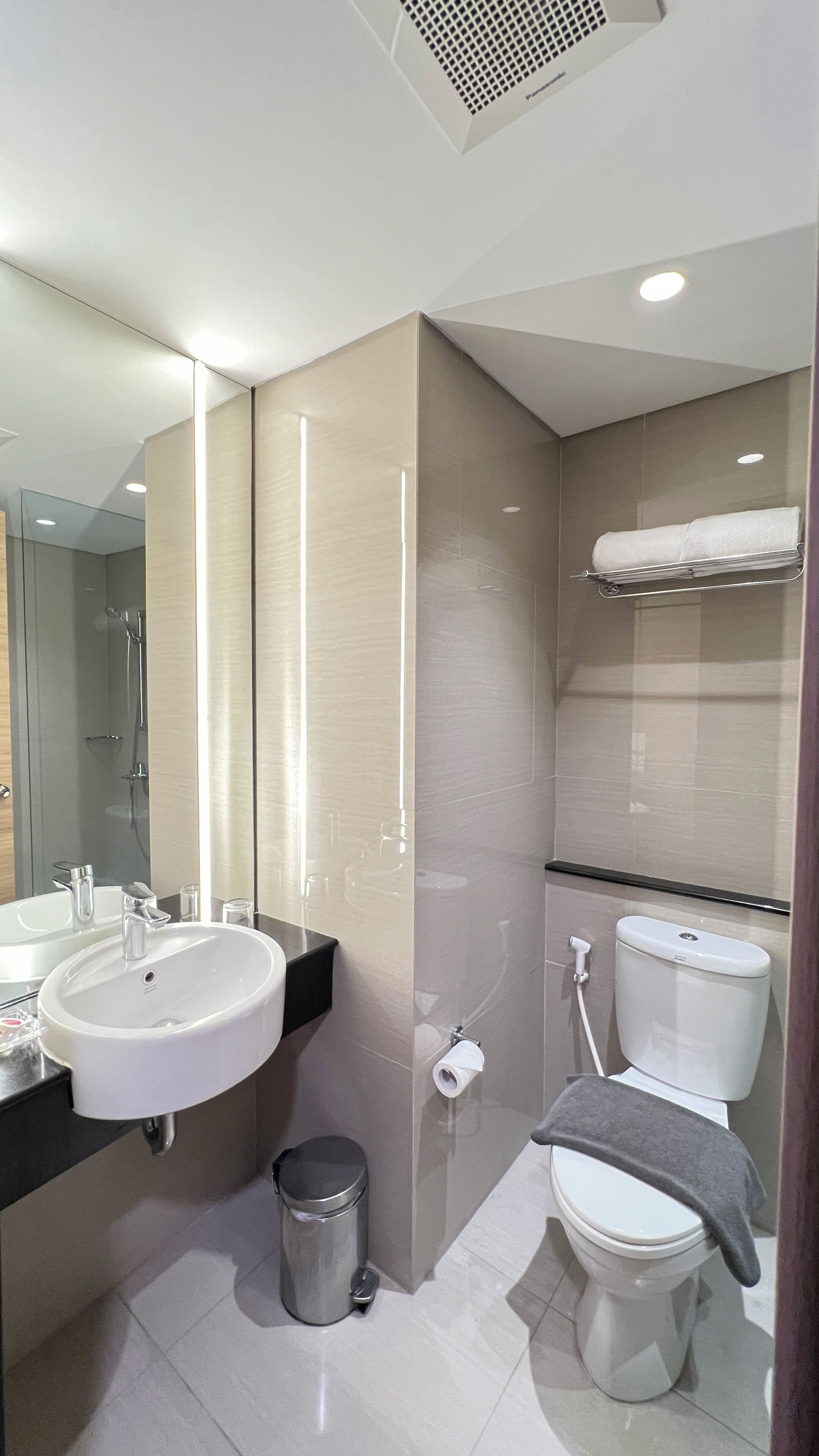 Ducha y bañera combinadas y artículos de higiene personal gratuitos