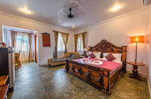 Premier Double Room Pool View | Premium bedding, in-room safe, individually decorated - Delux Villa (Battambang)