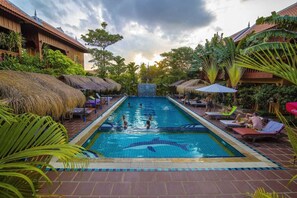 Outdoor pool, pool umbrellas, sun loungers - Delux Villa (Battambang)