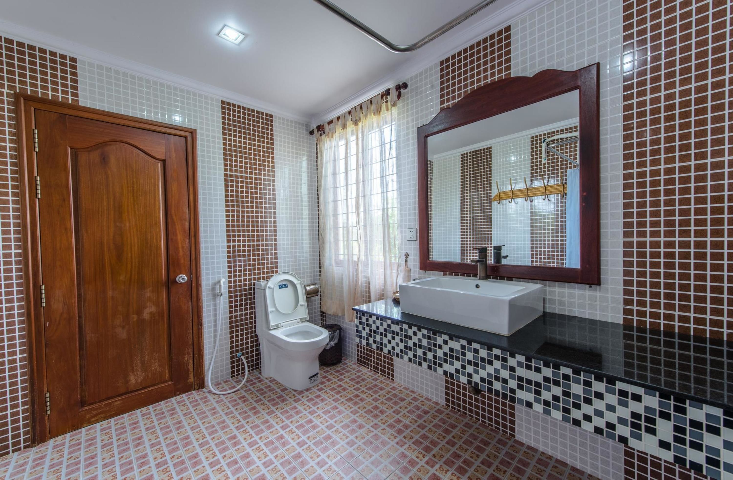 rainfall showerhead, free toiletries, hair dryer, slippers