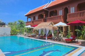 Outdoor pool, pool umbrellas, sun loungers - Delux Villa (Battambang)