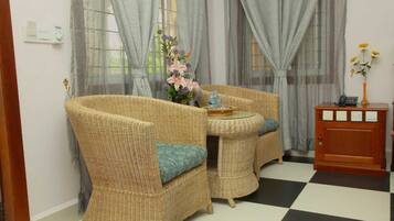 Premium bedding, in-room safe, individually decorated