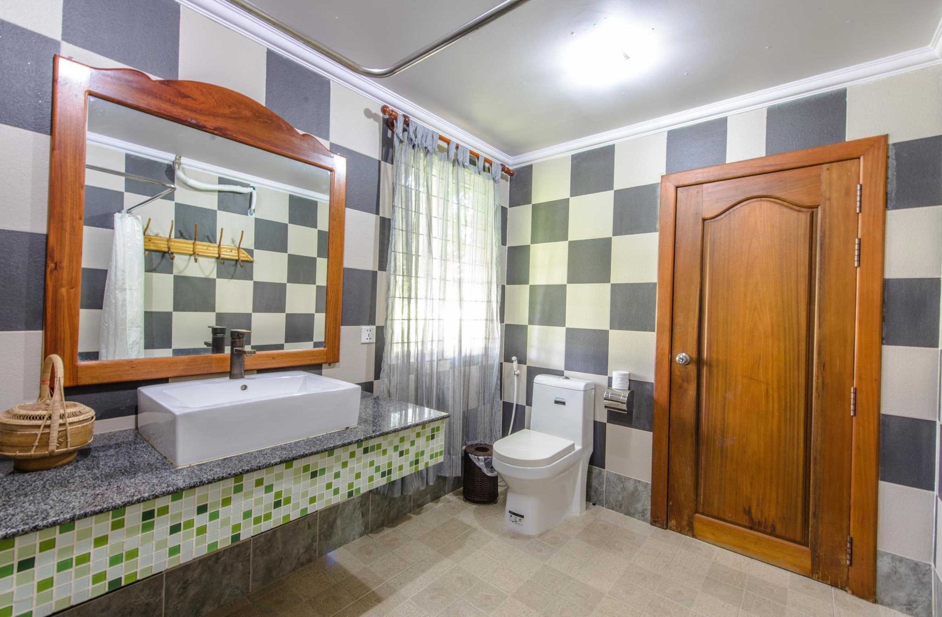 rainfall showerhead, free toiletries, hair dryer, slippers