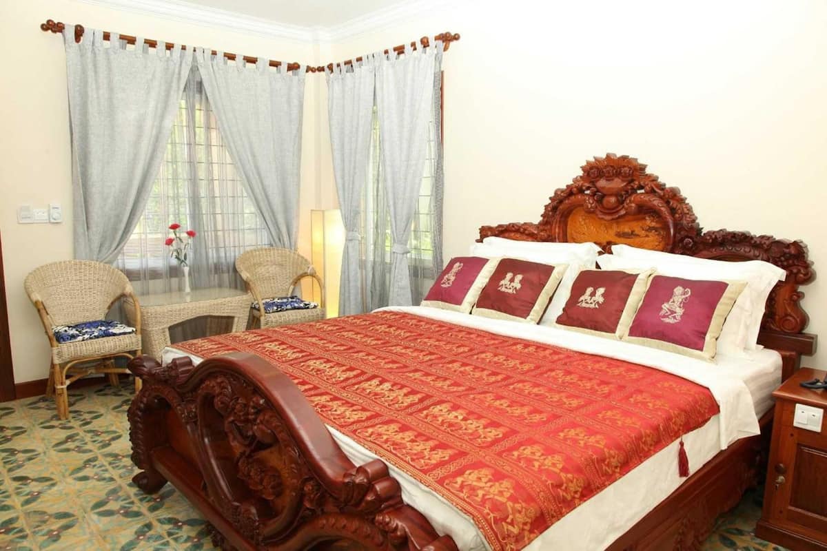 Premium bedding, in-room safe, individually decorated