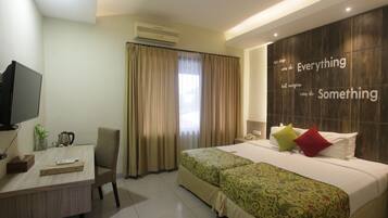 Een minibar, een kluis op de kamer, een bureau, geluiddichte muren