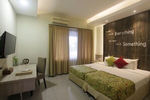 Frigobar, cofres nos quartos, escrivaninha, quartos à prova de som