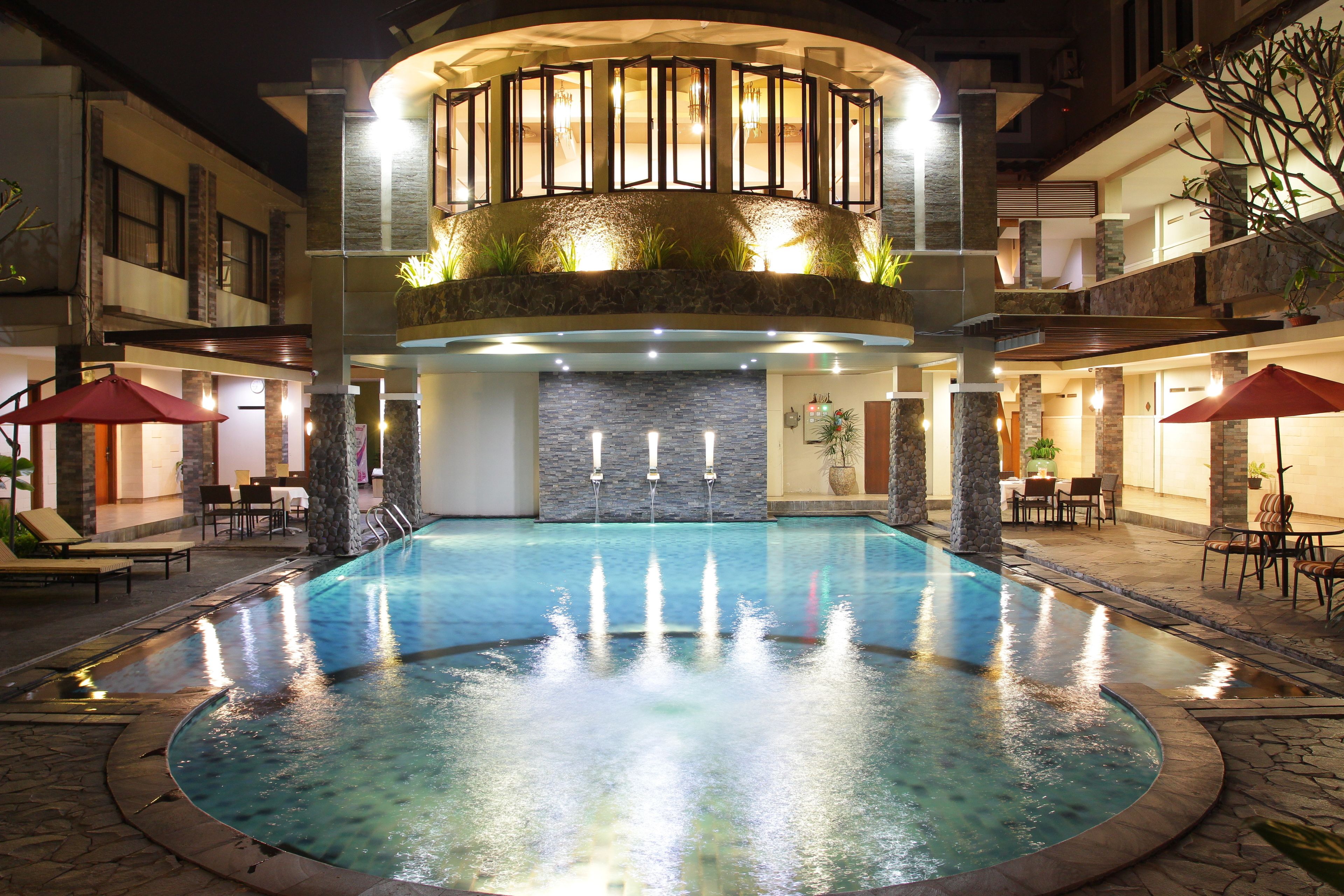 시즌별로 운영되는 야외 수영장