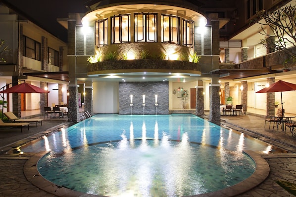 Una piscina al aire libre de temporada