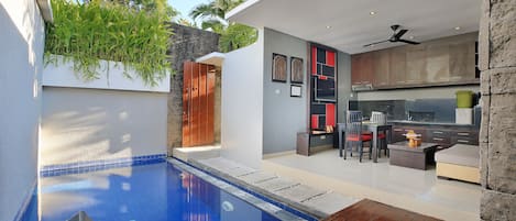 Geladeira, micro-ondas, cooktop, cafeteira/chaleira