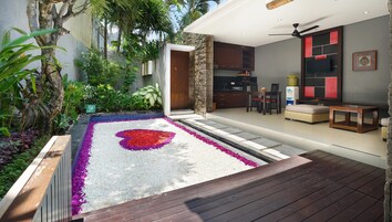 Indoor pool, sun loungers