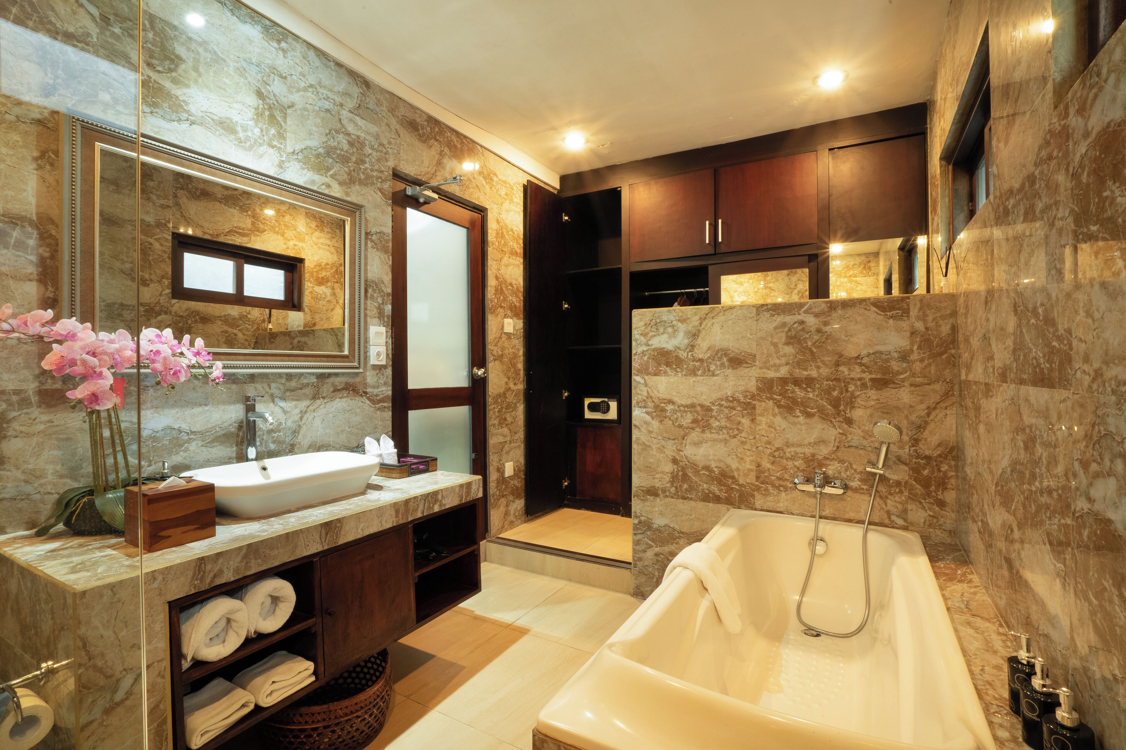 Villa, 2 habitaciones, piscina privada | Baño | Bañera y ducha independientes y bañera profunda