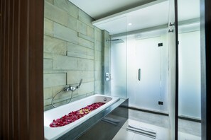 Badewanne und Dusche (separat), Komfortbadewanne