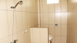 Room (Budget) | Bathroom | Shower, towels - Citrus Tree B&B - Sulendra (Ubud)