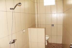 Room (Budget) | Bathroom | Shower, towels - Citrus Tree B&B - Sulendra (Ubud)