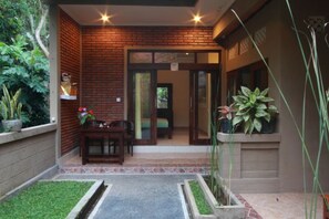 Chambre Deluxe (Airconditioned) | Lit de bébé, accès au Wi-Fi (inclus)