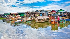 A floating village with traditional houses and boats. - Residence Wat Damnak (Siem Reap)