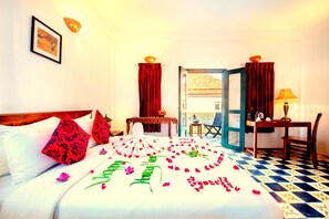 Kamar Double Deluks, 1 kamar tidur, balkon, pemandangan kolam renang | Seprai premium, brankas, dan didekorasi berbeda-beda