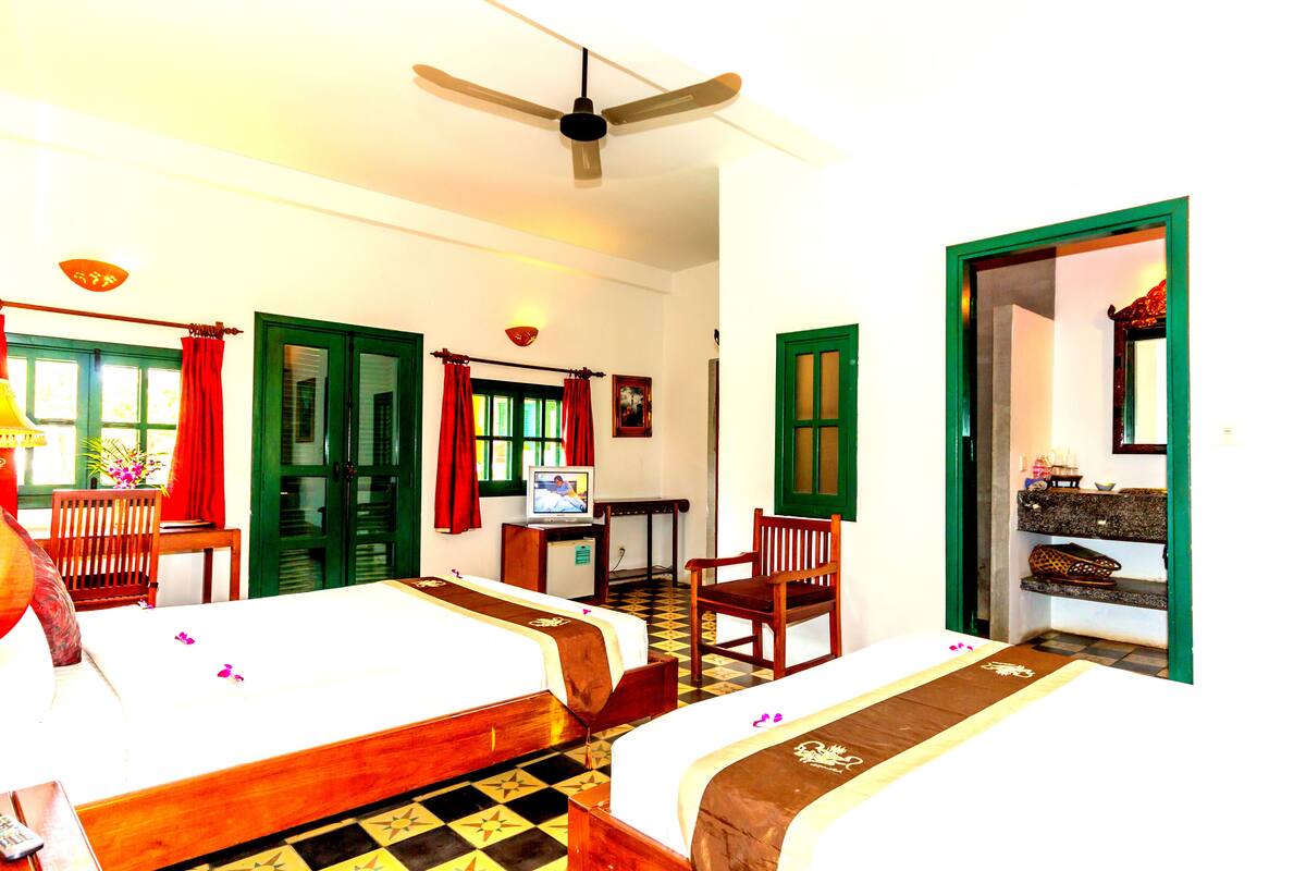 Deluxe Twin Room, 1 Bedroom, Balcony, Pool View | Living area | 32-inch TV with cable channels
