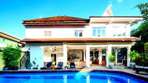 A two-story house with a swimming pool, outdoor seating, and a covered patio area. - Residence Wat Damnak (Siem Reap)