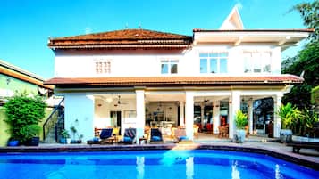 2 albercas al aire libre, sombrillas en la alberca y camastros