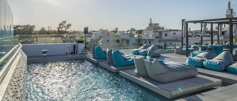 Piscine extérieure (ouverte en saison), chaises longues