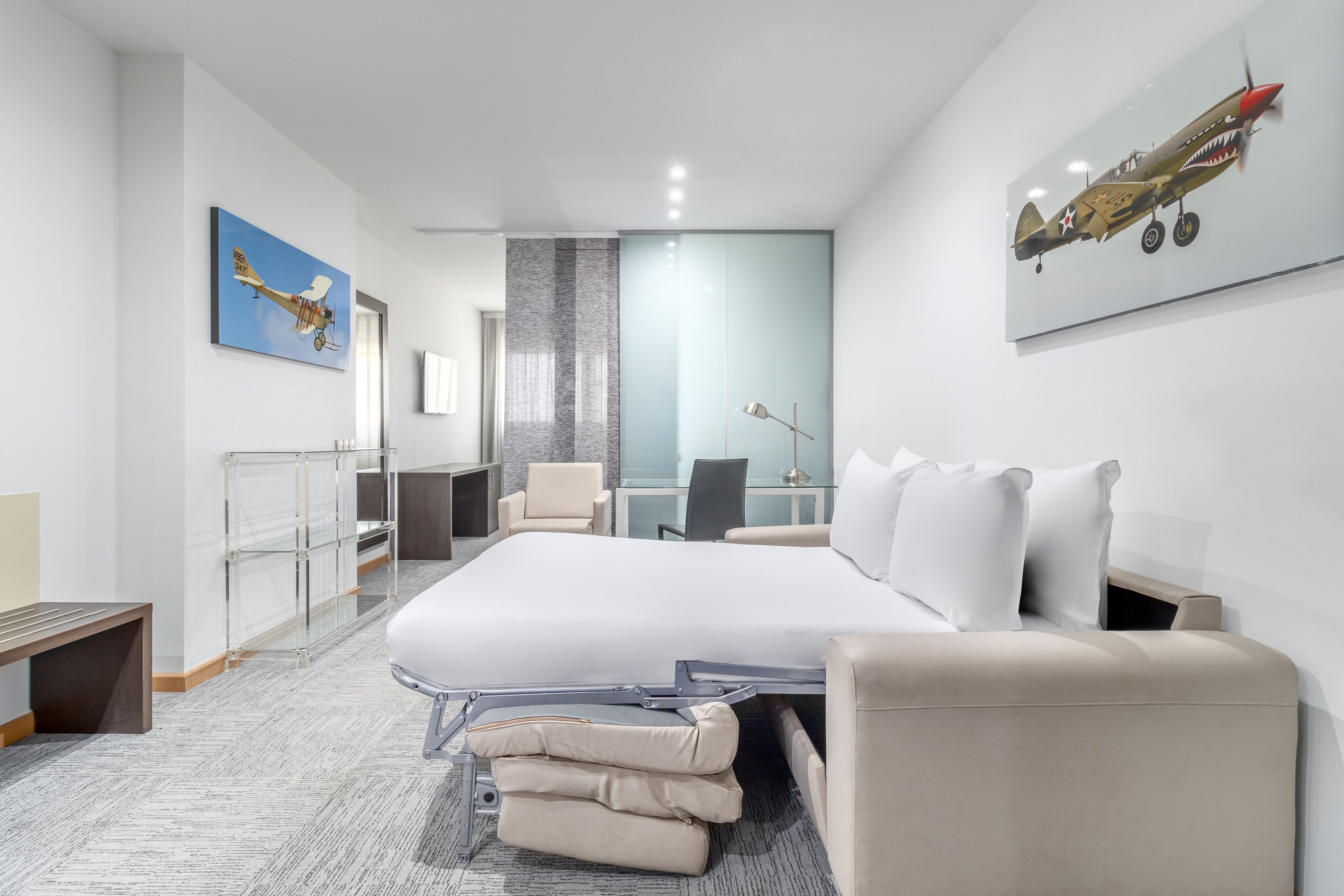 小型套房, 1 张特大床和 1 张沙发床 (Family) | 迷你吧、客房内保险箱、办公桌、隔音