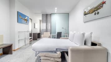 Suite junior, 1 cama de matrimonio grande con sofá cama (Family) | Minibar, caja fuerte, escritorio y sistema de insonorización