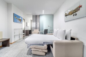 Junior suite, 1 kingsize bed met slaapbank (Family) | Een minibar, een kluis op de kamer, een bureau, geluiddichte muren