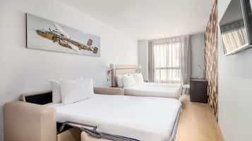 Een minibar, een kluis op de kamer, een bureau, geluiddichte muren