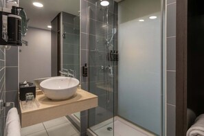 Minibar, caja de seguridad en la habitación y escritorio 
