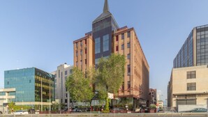 A modern hotel with a prominent tower and a mix of glass and brick facades. - Exe Convention Plaza Madrid (Madrid)
