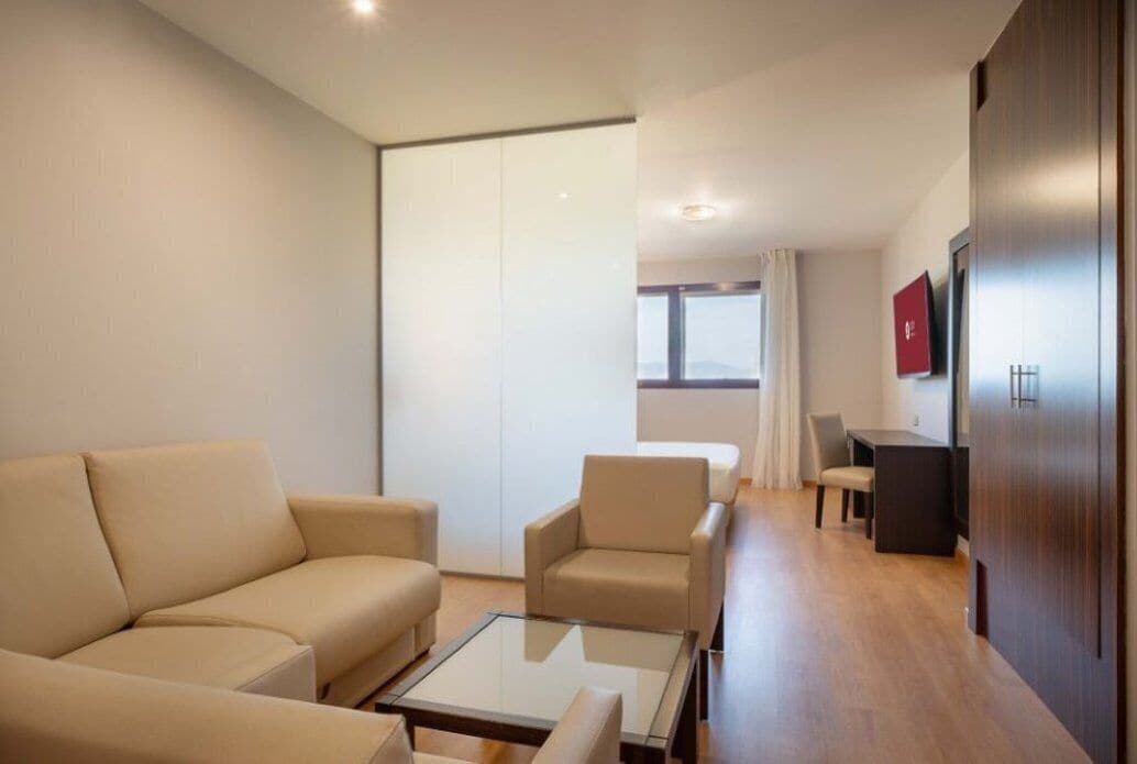 Een minibar, een kluis op de kamer, een bureau, geluiddichte muren