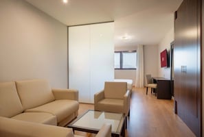 迷你吧、客房內保險箱、書桌、隔音