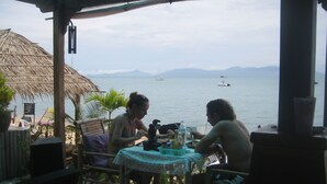 Outdoor dining - Calm Beach Resort (Koh Samui)