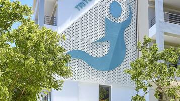 Un hotel moderno con un letrero llamativo que dice "HOTEL TRITON".