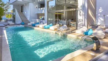 Una piscina al aire libre de temporada