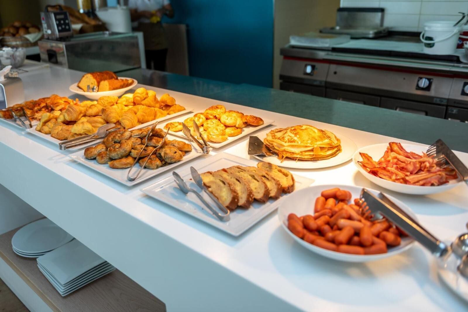 breakfast, lunch, dinner served; international cuisine, sea views