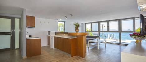 Executive Suite | Living area | 16-inch TV with satellite channels