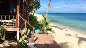 Beachfront Superior Family Bungalow | Bãi biển | Trên bãi biển