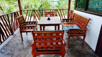 Beachfront Deluxe Family Bungalow | Balcon