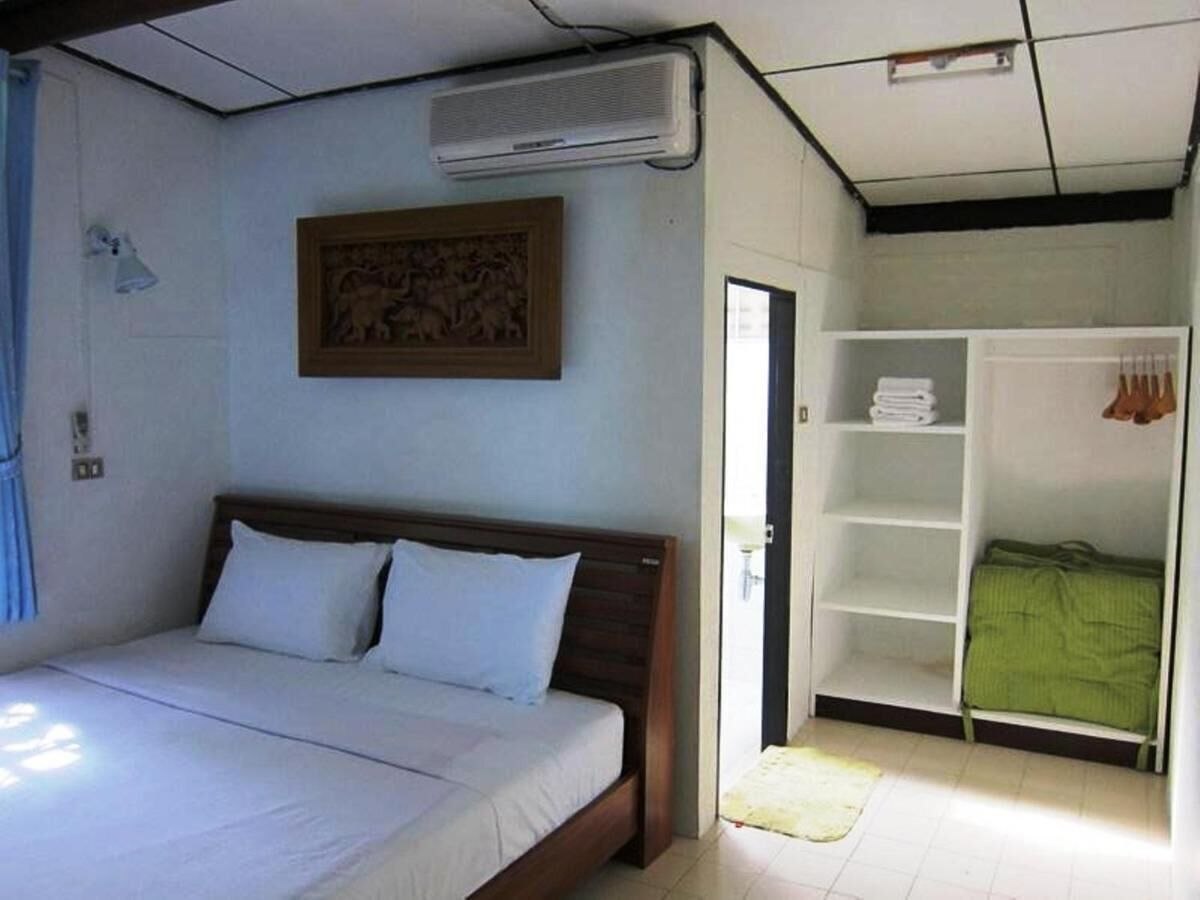 Minibar, desk, rollaway beds, free WiFi