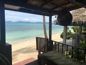 Beachfront Superior Family Bungalow | มินิบาร์, โต๊ะทำงาน, เตียงเสริม/เปล, Wi-Fi ฟรี