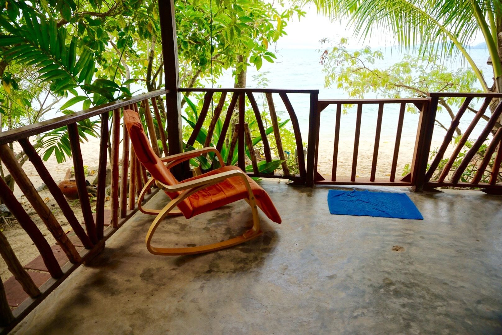 Beachfront Deluxe Family Bungalow | Balcony