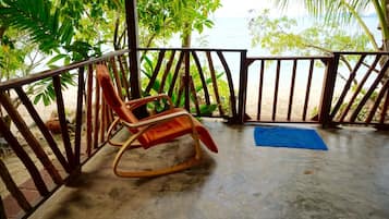 Beachfront Deluxe Family Bungalow | Balcony
