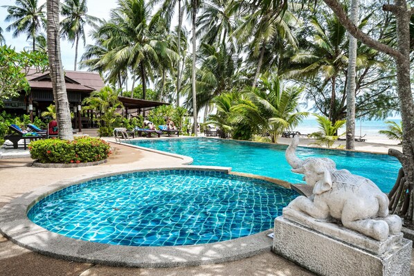 Outdoor pool, sun loungers - Am Samui Resort (Koh Samui)