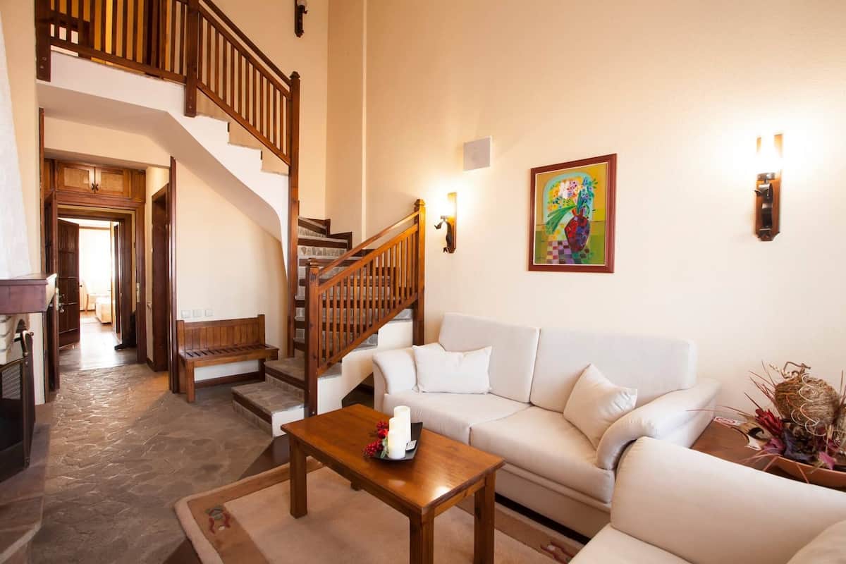 Apartment, 1 Bedroom (Free safe, Parking & Spa access) | Soggiorno | TV