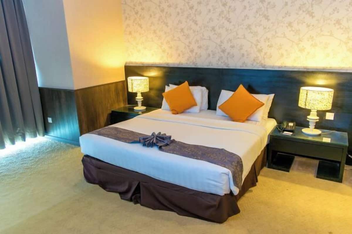 In-room safe, desk, free WiFi