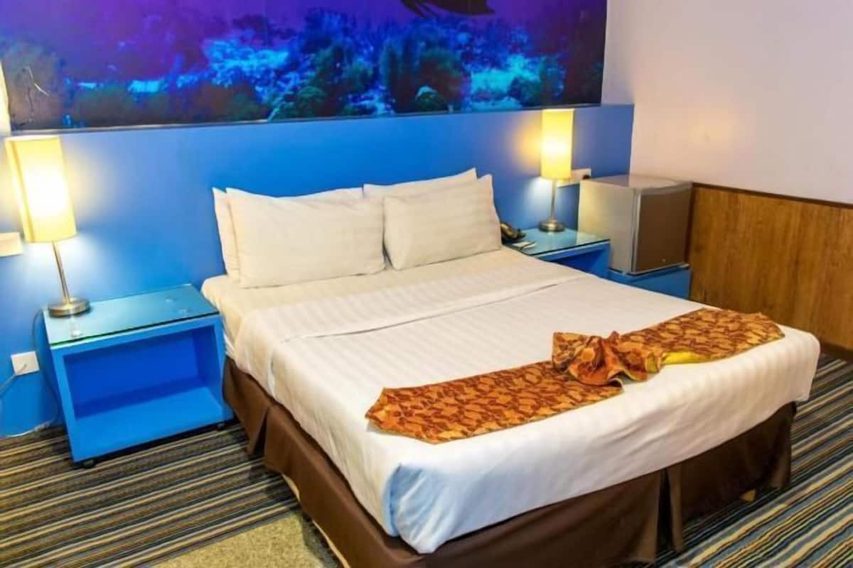In-room safe, desk, free WiFi