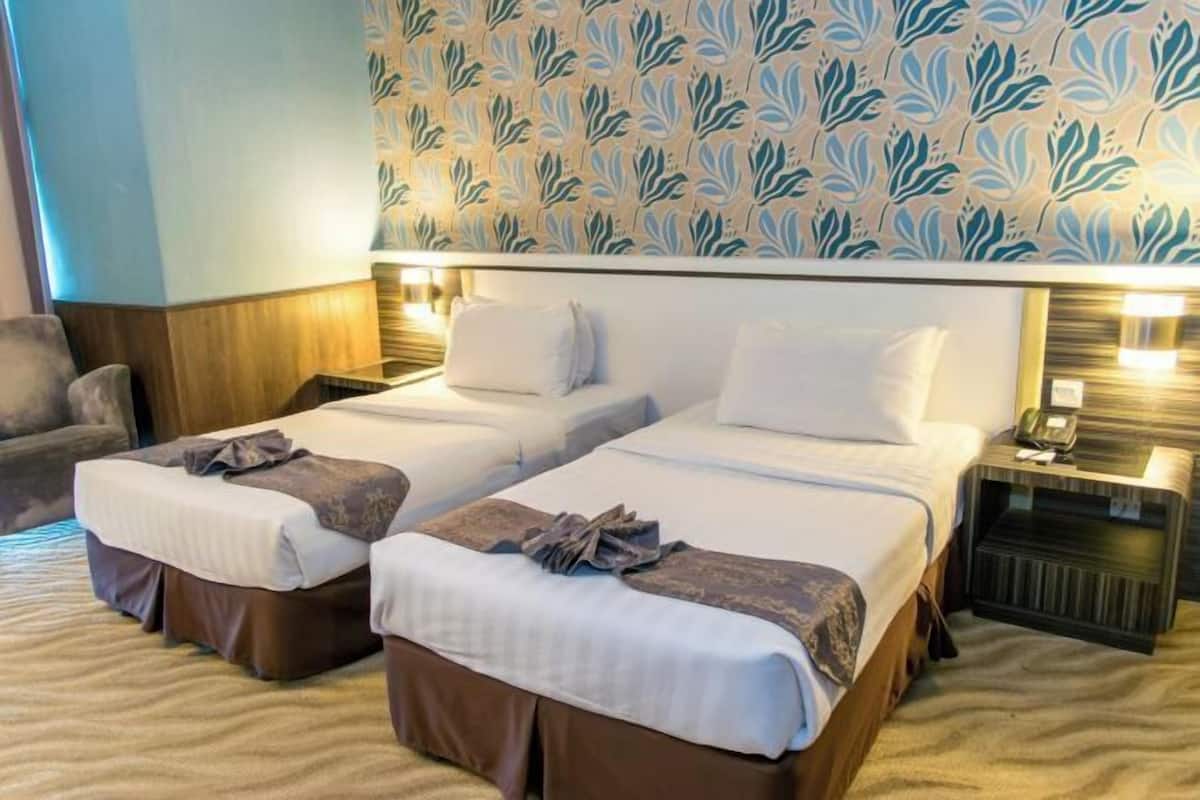 In-room safe, desk, free WiFi
