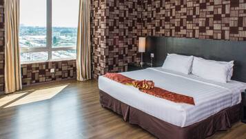 In-room safe, desk, free WiFi